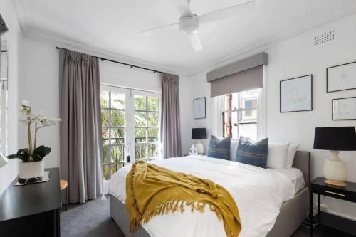 St. James Art Deco Dream -  2 Bedrooms w/ Aircon - image 3