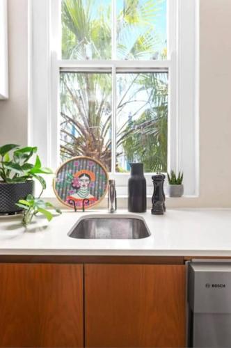 St. James Art Deco Dream -  2 Bedrooms w/ Aircon - image 6