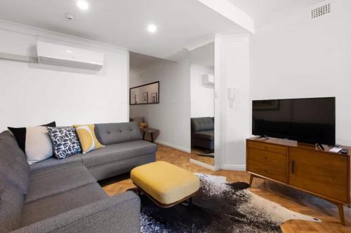 St. James Art Deco Dream -  2 Bedrooms w/ Aircon - image 8