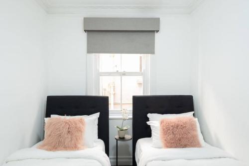 St. James Art Deco Dream -  2 Bedrooms w/ Aircon - image 13