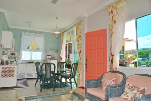Rafiki Homestay Hibiscus 2R1BR in Lintas Jaya