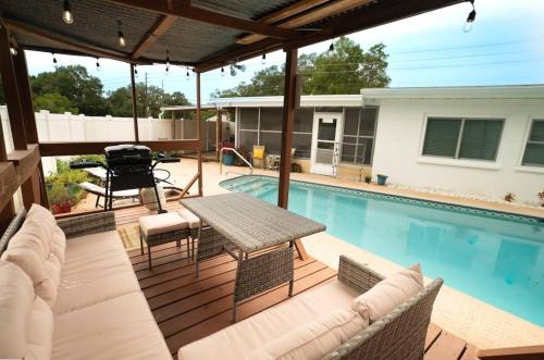 Stylish Heated Pool House Near The Beach
