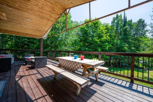 7-bed W Starlink , V-ball Near Beach! in Red Bay (ON)