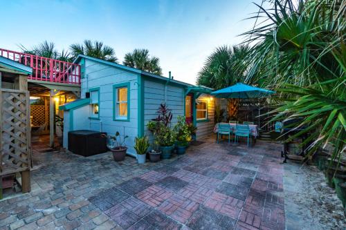 Beachcomber Oasis l 1930s Cottage l 1 min to Beach in Vilano Beach
