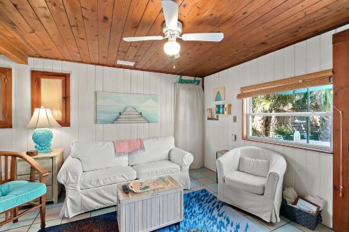 Beachcomber Oasis l 1930s Cottage l 1 min to Beach in Vilano Beach