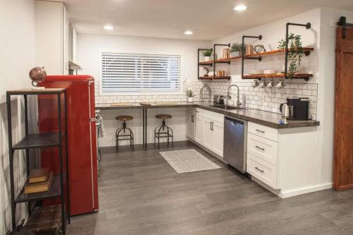 Relax & Enjoy This Spacious Gem In Easy Location detail