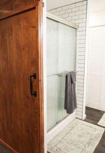 Relax & enjoy this Spacious Gem in easy location - image 5