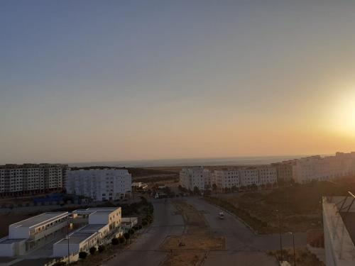 Beach, Appartement neuf, lumineux et calme, entierement meuble in Gzennaia