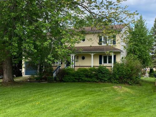 Beautiful Four Bedroom Lagoon City Waterfront Home in Lagoon City (ON)