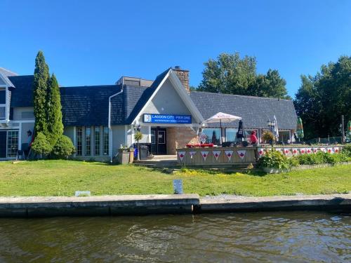 Beautiful Four Bedroom Lagoon City Waterfront Home in Lagoon City (ON)