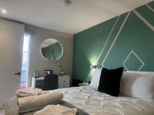 Modern City Centre Apartment with Balcony Plus Skyline Views, Manchester (photo 11)