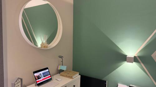 Modern City Centre Apartment with Balcony Plus Skyline Views, Manchester (photo 10)