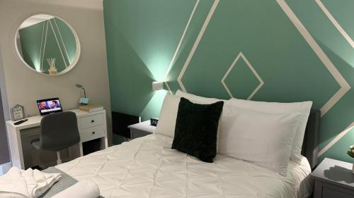 Modern City Centre Apartment with Balcony Plus Skyline Views, Manchester (photo 8)