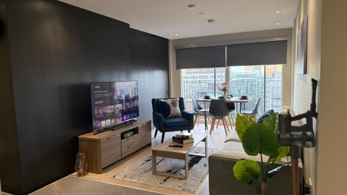 Modern City Centre Apartment with Balcony Plus Skyline Views, Manchester (photo 7)