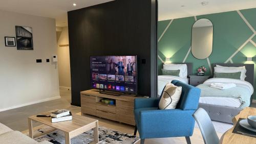 Modern City Centre Apartment with Balcony Plus Skyline Views, Manchester (photo 6)