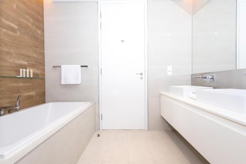 Spacious Luxury 1BR Modern Design Bluewaters, Dubaj (fotografie 3)