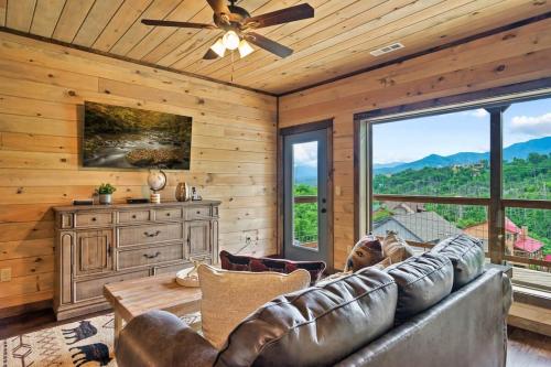 NEWLY BUILT Amazing View Chalet Perfect Location - image 11