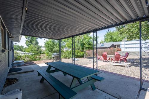 Luxury Denver Retreat Firepitgames Fast Wifi in Denver, USA