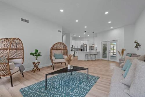 Chic Stylish Pool House 4 King Bed New Renovated in Plant City, USA