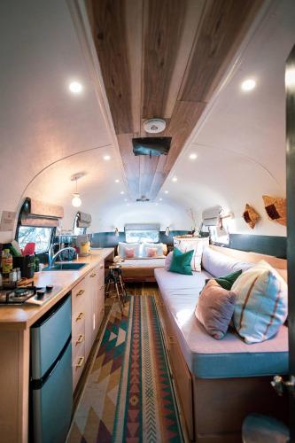 Silver Bullet Airstream, El Mistico Glamping Ranch