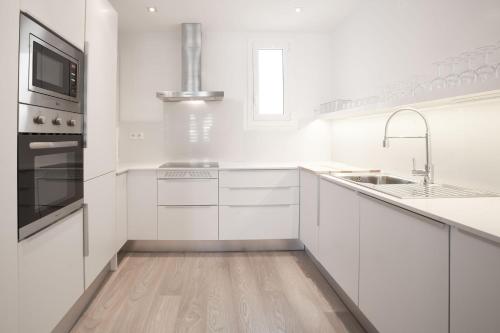 Casanova Charm 4BDR Apartment - image 5