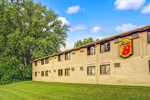 Super 8 by Wyndham Chaska - main image