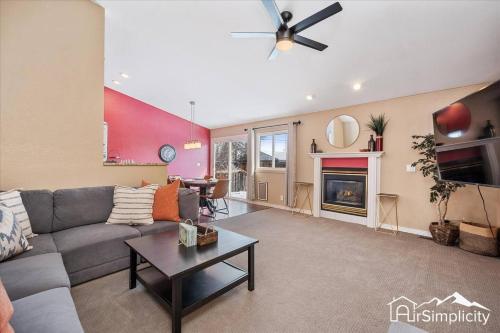 Bright Retreat Near Red Rocks W Hot Tub in West Colfax