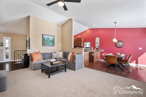 Spacious 5 Bedroom Retreat with Hot Tub – khách sạn tại West Colfax