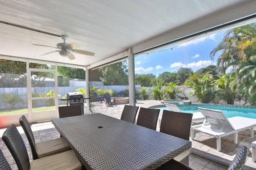 Tranquility Found Heated Saltwater Pool Spa in เอลเลนตัน (FL)