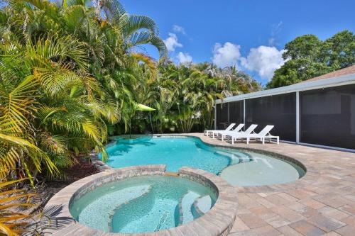 Tranquility Found Heated Saltwater Pool Spa in เอลเลนตัน (FL)