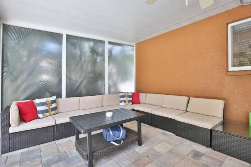 Tranquility Found Heated Saltwater Pool Spa in เอลเลนตัน (FL)