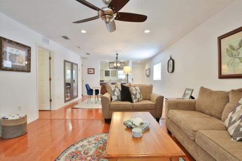 Tranquility Found Heated Saltwater Pool Spa in เอลเลนตัน (FL)