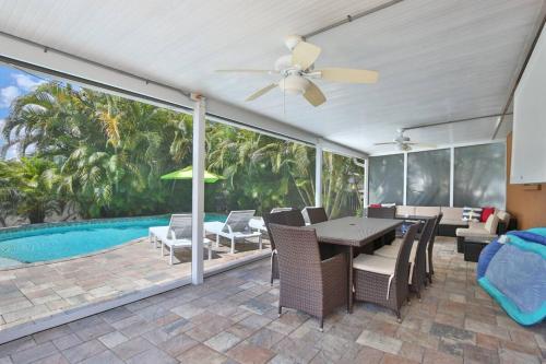 Tranquility Found Heated Saltwater Pool Spa in เอลเลนตัน (FL)