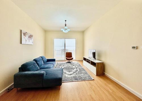 Homes2Retreat - JVC Charm - 1BR Apt with Private Balcony, Dubai