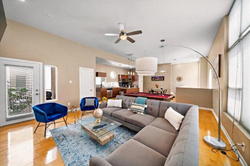 Modern Home Near Dt, Heights Washington Games in Houston, USA
