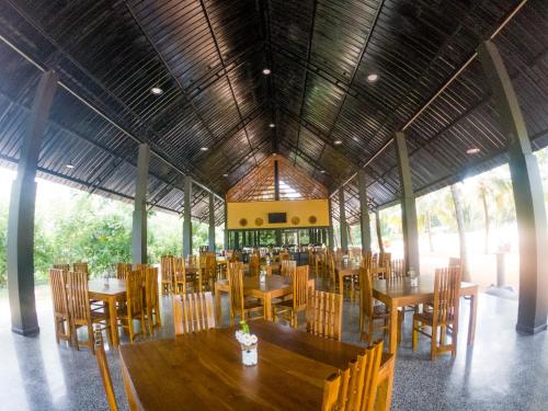 Restaurant, Ahas Pokuna Holiday Resort in Galketigama