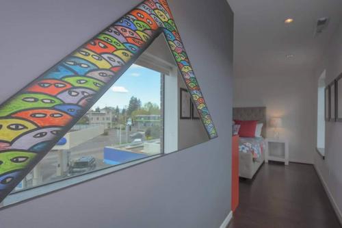 Large eclectic 1 BR above restaurant 15min to PDX - main image