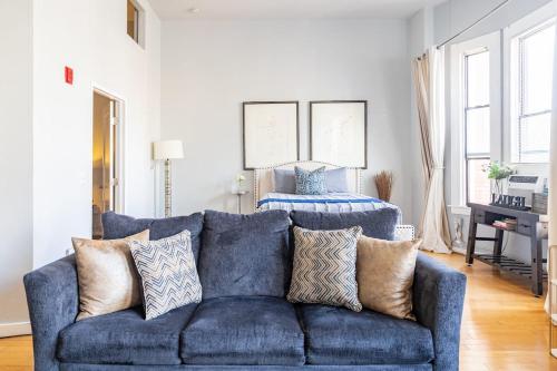 2 queen beds, 1 sofa bed
