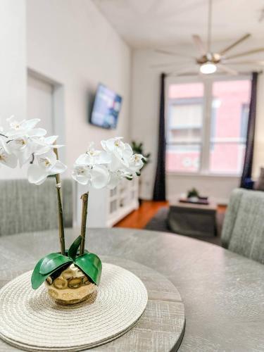 Gaslamp 2bdrm - W Parking & 5 Beds #303 in San Diego, USA