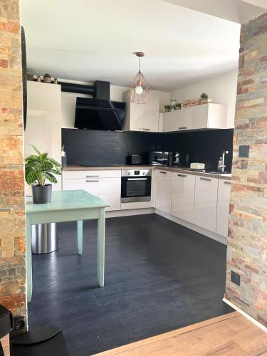 virtuve, Maison familiale 3 chambres - Jardin clos BBQ linge inclus - Entre Caen & la Mer - Parking - arrivee in Epron (Lower Normandy)