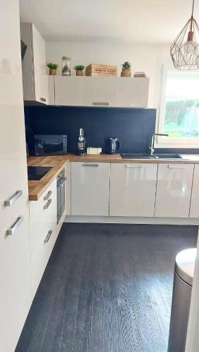 virtuve, Maison familiale 3 chambres - Jardin clos BBQ linge inclus - Entre Caen & la Mer - Parking - arrivee in Epron (Lower Normandy)