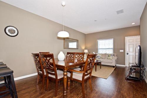 Great And Practical Townhouse In Gated Community, Sleeps 6 10 Min To Disney! detail