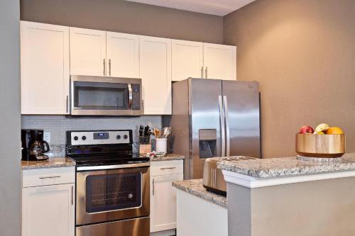 Great And Practical Townhouse In Gated Community, Sleeps 6 10 Min To Disney! detail