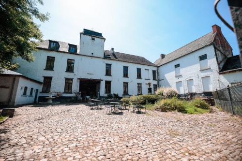 Le domaine du château blanc à 10 minutes de Pairi Daiza chambre d'hôte Thy