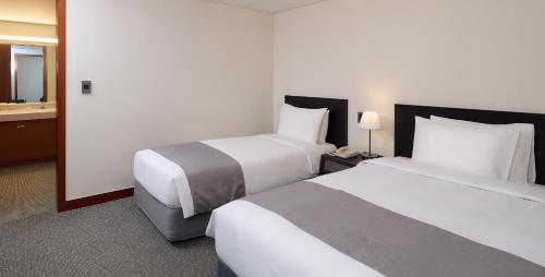 1 double bed, 2 twin beds