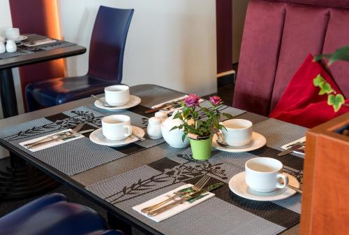 Median Hotel Garni - image 4