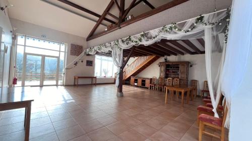Koplietošanas atpūtas telpa ar TV, Auberge de Flirey in Flirī