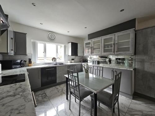 Stylish 5-bed Home With Free Parking Sleeps 12!, Manchester (photo 9)