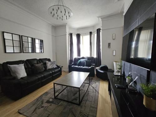 Stylish 5-bed Home With Free Parking Sleeps 12!, Manchester (photo 6)