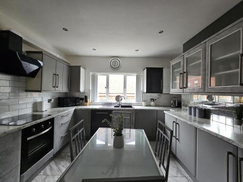 Stylish 5-bed Home With Free Parking Sleeps 12!, Manchester (photo 3)